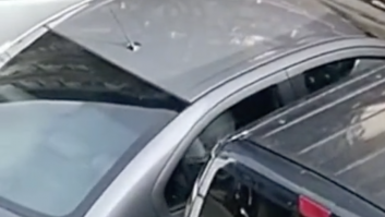 El hombre del coche gris vive una de las peores pesadillas de todo conductor después de aparcar