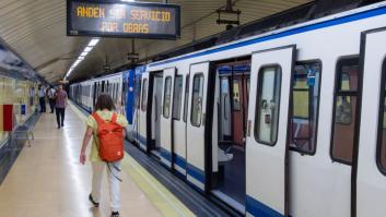 Lo que le ha pasado a esta joven en el Metro de Madrid provoca las risas en la red