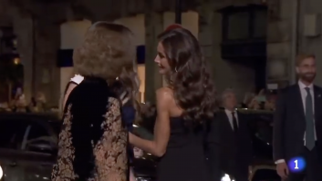 Las cámaras captan esta impagable escena entre Letizia y la reina Sofía mientras esperaban un coche