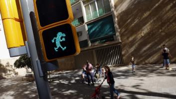 Mortadelo y Filemón ya "dirigen" el tráfico de Barcelona con su semáforo