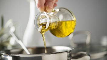 El truco de la gota de aceite de oliva para acabar con las salpicaduras del agua cocida