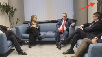 La gente se frota los ojos: ojo al cuadro de detrás de Puigdemont en su reunión con el PSOE