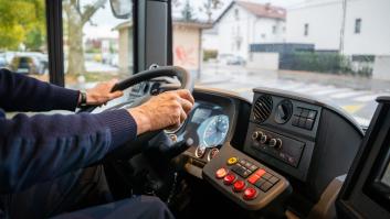 Un conductor de autocar en Vigo para porque se encuentra mal y la reacción de los pasajeros arrasa