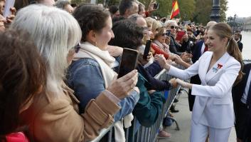Los reyes, Leonor y Sofía saludan a cientos de ciudadanos que esperaban frente al Palacio Real