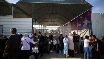Palestinos con doble nacionalidad cruzan de Gaza a Egipto a través del paso de Rafah
