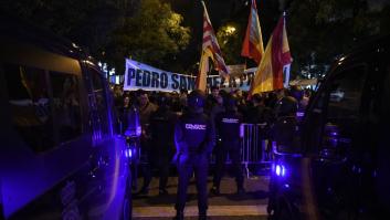 Varios cientos de personas claman contra la amnistía cerca de la sede del PSOE en Ferraz