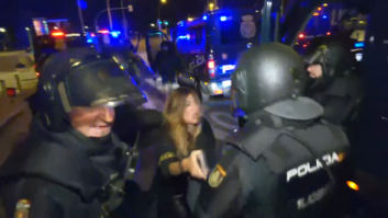 Una detenida en Ferraz intenta escapar del furgón policial a la carrera y deja una escena surrealista en plenos disturbios