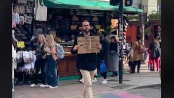 El cartel colocado en medio de una calle de Londres sobre la paella que llama la atención de TODOS