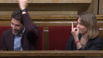 La líder de los Comuns en el Parlament le dedica una peineta a Ignacio Garriga (Vox)