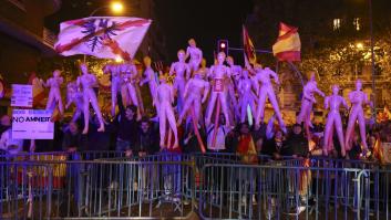 Muñecas hinchables y machismo en la protesta en Ferraz: "Estas son las ministras del PSOE"
