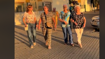 Un mexicano se encuentra con estas mujeres en Sevilla y trata de gastarles un broma: se vuelve viral
