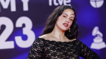 Encaje y transparencias: el 'look' de Rosalía para los Latin Grammy