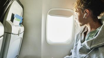 La razón de peso por la que los asientos y las ventanas de los aviones no están alineados