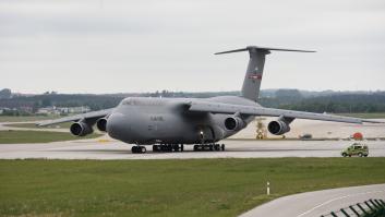 El avión militar más grande de EEUU se recrea en España