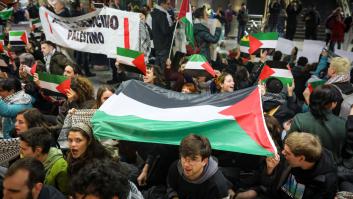 Activistas despliegan una bandera palestina frente a la Embajada israelí en Madrid