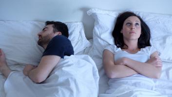 Una sexóloga enumera las ventajas de dormir separado de la pareja