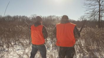 Excursionistas con chaleco naranja para no ser disparados por cazadores