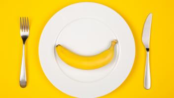 Un experto muestra cómo deberían comerse un plátano los miembros de la realeza