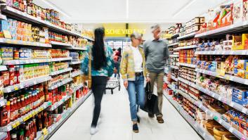 Una española enseña lo que han puesto en la sección de farmacia de un supermercado de EEUU