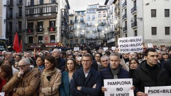 Miles de personas se manifiestan en Pamplona contra el pacto del PSOE con Bildu