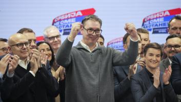 El gobierno populista de Serbia arrasa en medio de acusaciones de fraude electoral