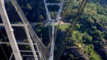 El terrorífico puente colgante más grande del mundo está a las puertas de España y casi nadie lo conoce