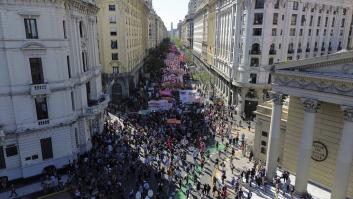Miles de argentinos salen a las calles de Buenos Aires contra los recortes de Milei