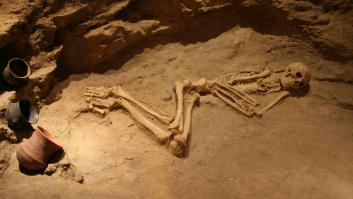 El impresionante hallazgo arqueológico encontrado en una tumba de un hombre de 1,90 metros