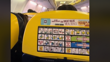Un azafato de Ryanair se gana a sus pasajeros con este discurso sobre las "cervecitas" de la carta