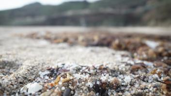 El barco del desastre medioambiental revela la cifra de sacos de pellets caídos al mar