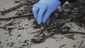 Aparecen pellets en una playa española a casi 2.000 kilómetros de Galicia