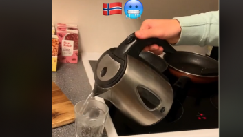 Flipan con lo que pasa cuando tiran agua hirviendo a -26ºC en Noruega: tiene una explicación