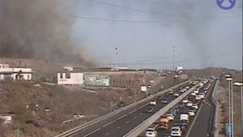 Un incendio en una planta de compostaje de Arona (Tenerife) provoca una densa nube de humo