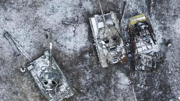 Un dron muestra el cementerio de tanques ruso en Ucrania
