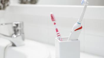 El error nocivo que cometemos con el cepillo de dientes: crea un caldo de cultivo de bacteria
