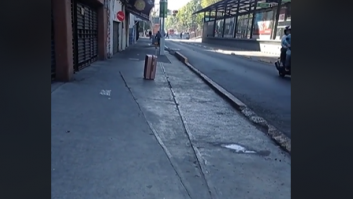 Abandonan una maleta en medio de una calle de México y nadie la coge por esta razón