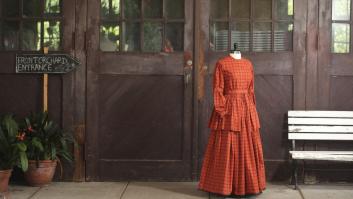 Descifran el mensaje secreto que se ocultaba en un vestido de hace más de 120 años