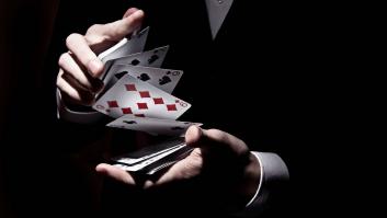 Este mago español enloquece al público de un show de EEUU con uno de los trucos de cartas más locos