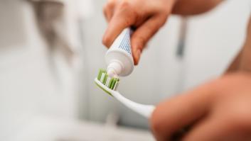 Un dentista advierte de los efectos secundarios de este tipo de pasta dentífrica: tiñe los dientes