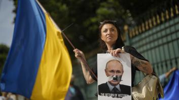 Reparten servilletas en Rusia pidiendo la horca para Putin