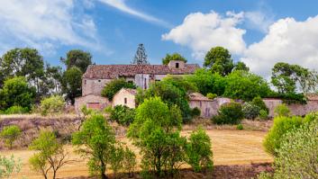 Unos holandeses compran un pueblo de Burgos con 50 casas y una preciosa iglesia románica