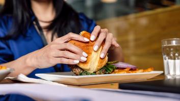Va a un restaurante, pide una hamburguesa vegana y lo que le sirven da lugar a una reseña HISTÓRICA