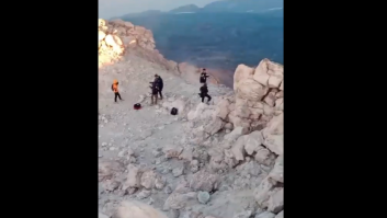 Cinco turistas rompen el cerco de seguridad y se cuelan en el cráter más alto de España