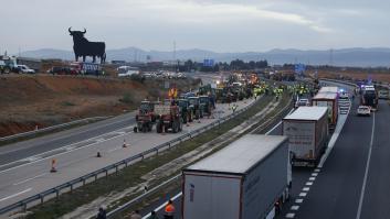 Los tractores toman las carreteras españolas en defensa del campo
