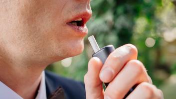 Dos 'ex' de la OMS no ven justificación científica en la equiparación del tabaco calentado con el convencional