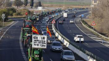 Un chico bromea con cómo han amenizado la huelga de agricultores de camino a Granada
