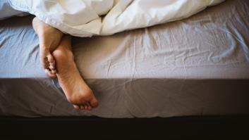 La ciencia por fin te revela por qué sacas los pies fuera de la cama