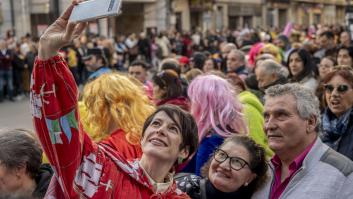 La campaña en Galicia se va de Entroido: del 'capuchón' de Pontón a la 'jabalina' de la alcaldesa de A Coruña
