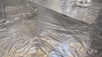 Se pasa 40 horas forrando la casa de sus padres de aluminio: la reacción de la madre, impagable