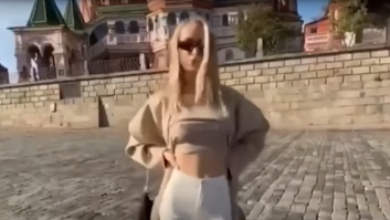 Rusia emite una orden de captura para la modelo de OnlyFans que hizo topless en Moscú